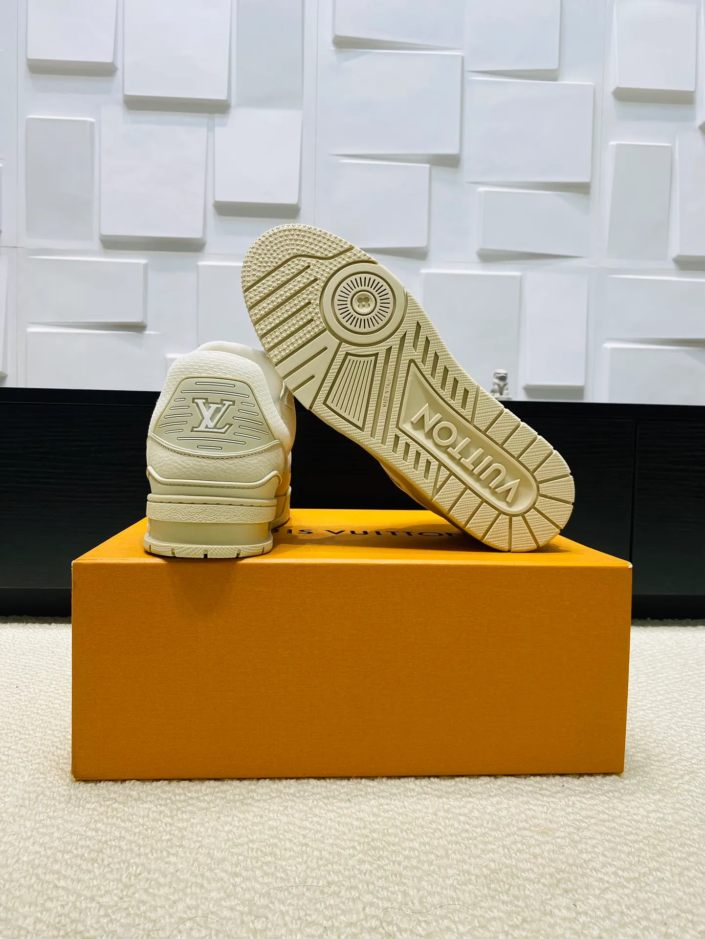 👟👟Ex-factory price 800👟👟 💰💰💰 Hot style 🆕🆕🆕𝙇𝙑 LV Louis Vuitton L House Donkey Brand Trainer Series Couple Style Casual Sports Shoes Skateboard Shoes Original Purchase Development Production Production This pair of LV Trainer sneakers are made of a blend of technical materials with waterproof properties. The meticulously crafted upper is notable for its many signature details, including Louis Vuitton and #54 in script, referencing the year 1854. Exquisite packaging at the delivery counter🛍📦 ▪️Fabrics: Original customized imported cowhide ▪️Inner lining: Original customized breathable mesh ▪️Outsole: Original open-molded non-slip TPU combination outsole ▪️Sole thickness: 3 cm ▪️Size: Women's 35-41 / Men's 38-46